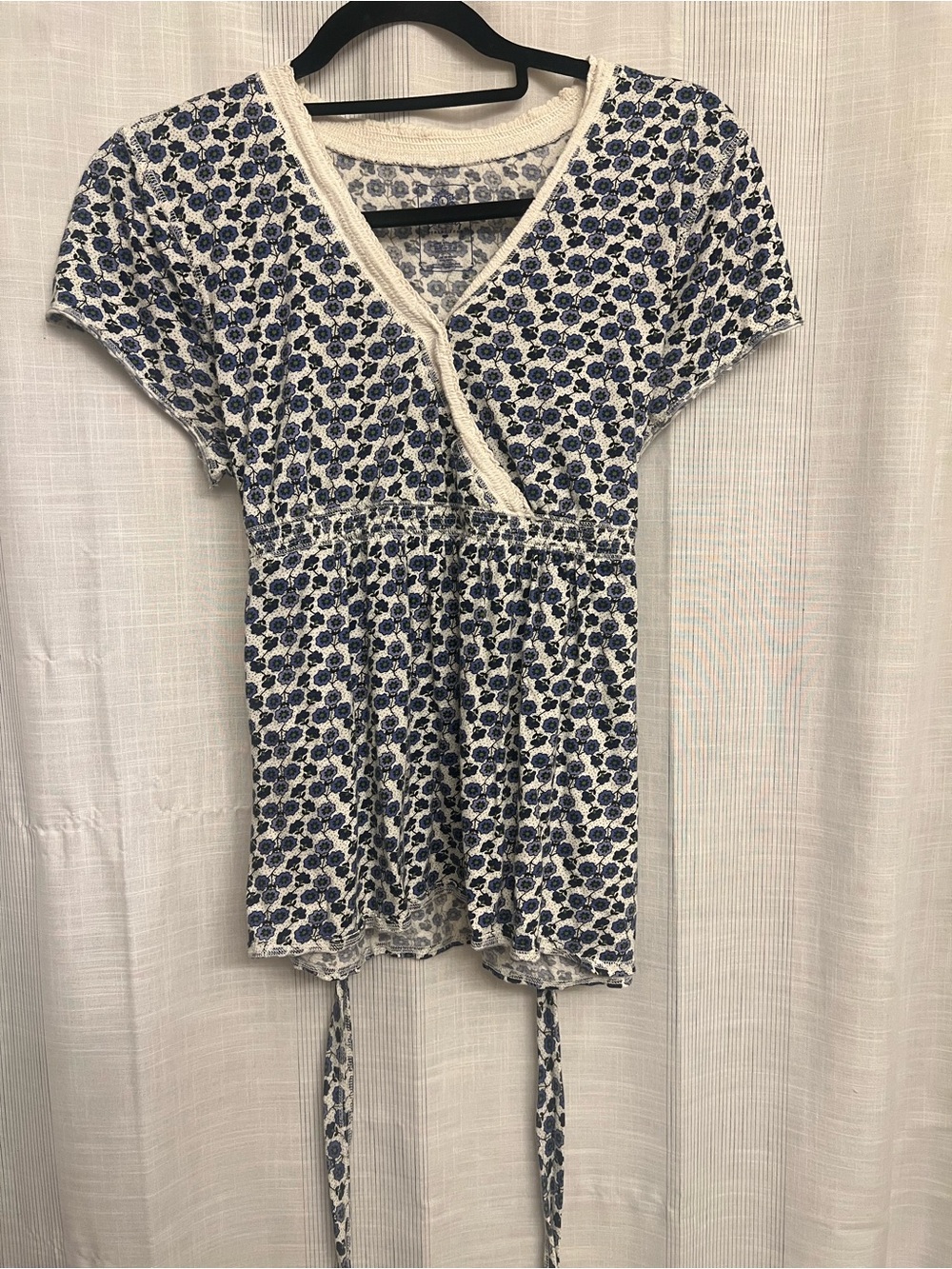Pretty floral blouse! With blue pattern and various ways to tie the bow